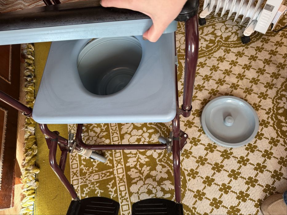 Scaun cu vas WC pe roti