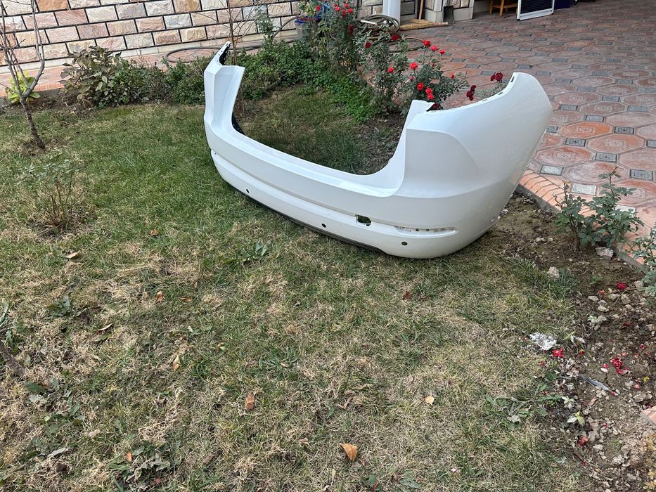 Продам новый задний бампер на L7.