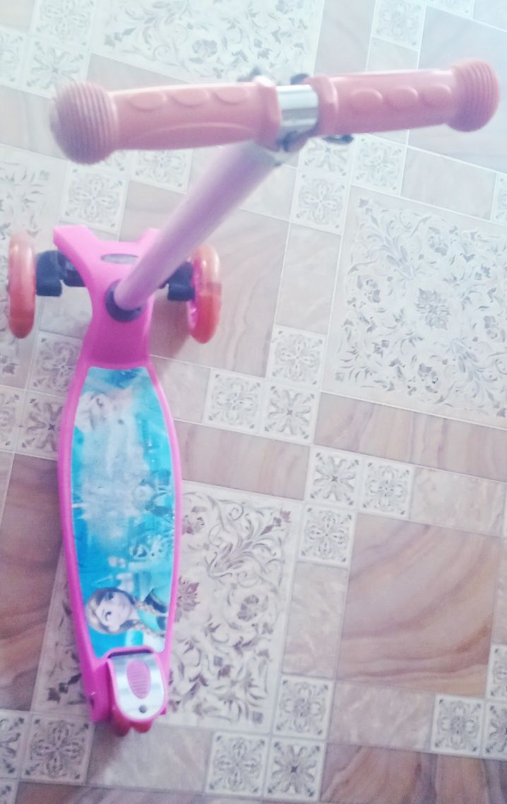 Продам Самокат и скейтборд детский на девочку