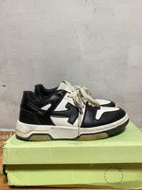 Off white out of office arrow vand urgent