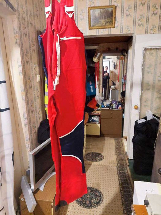 Продам недорого Чешский лыжный комбинезончик для девочки.