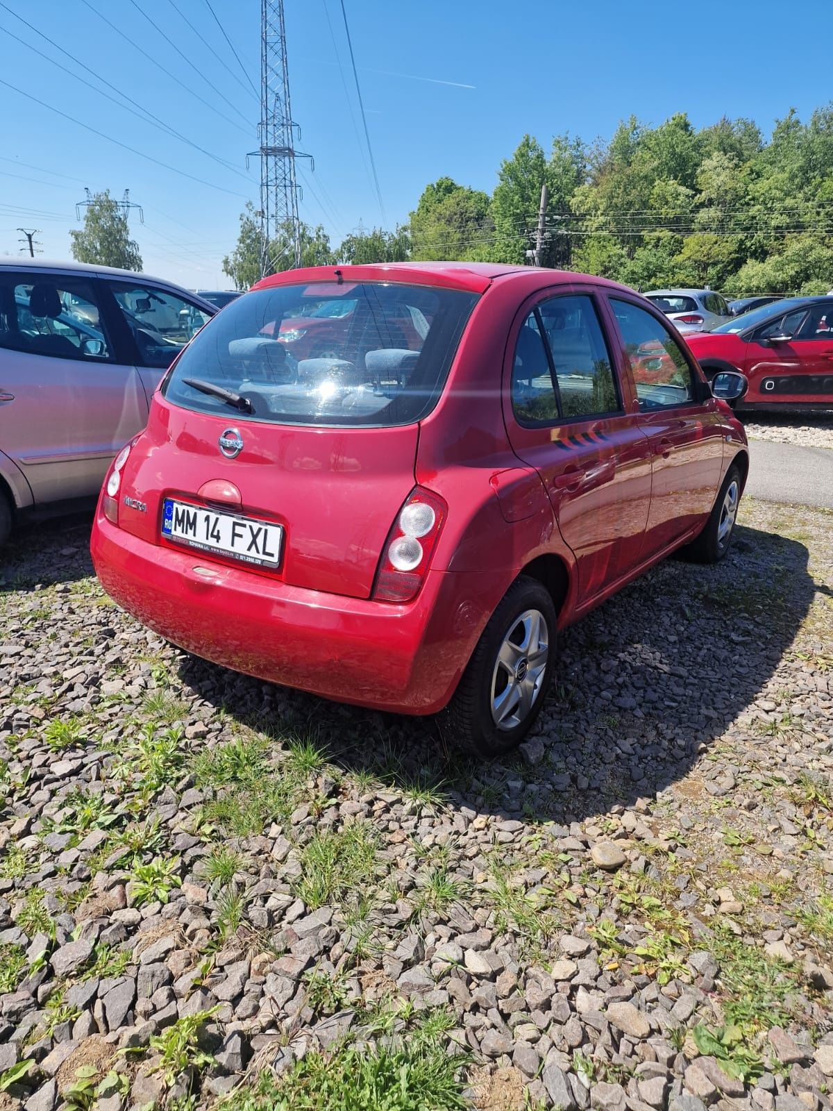 Nissan Micra rosu