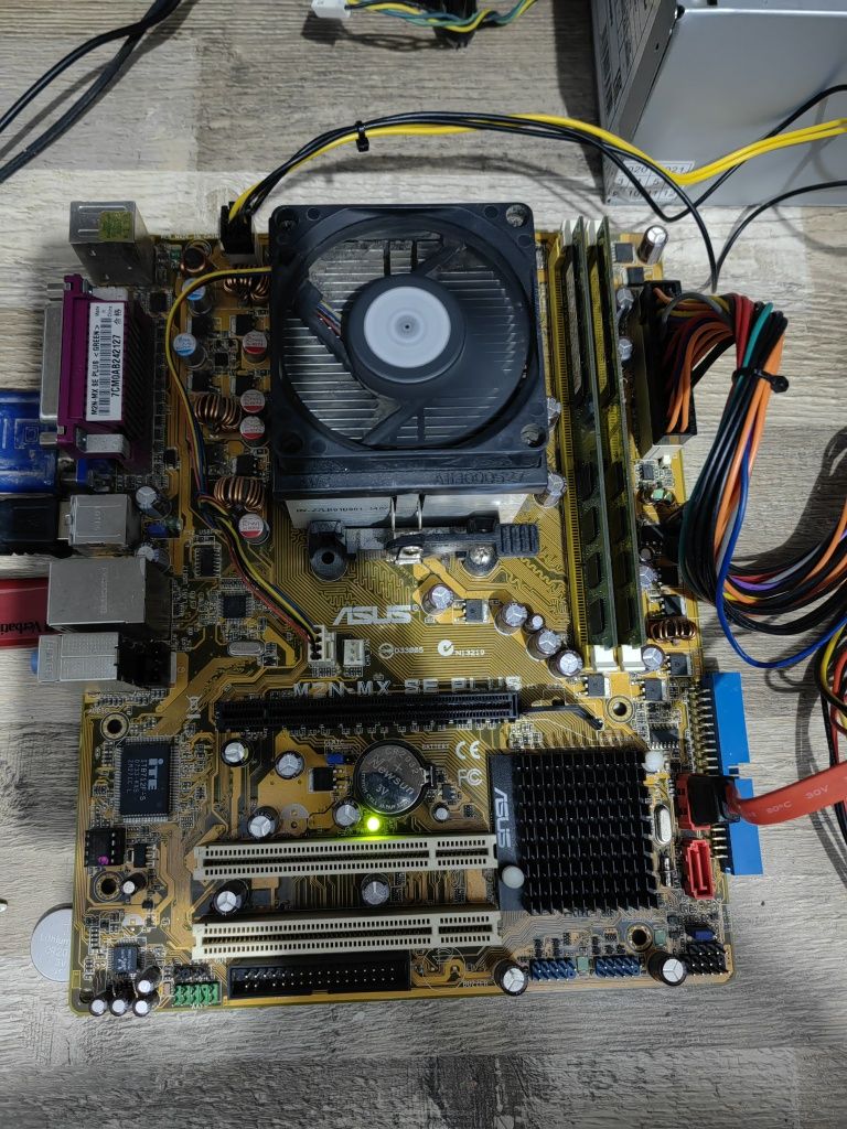 Vand kit PC- placa de baza AMD, procesor si 2gb DDR2