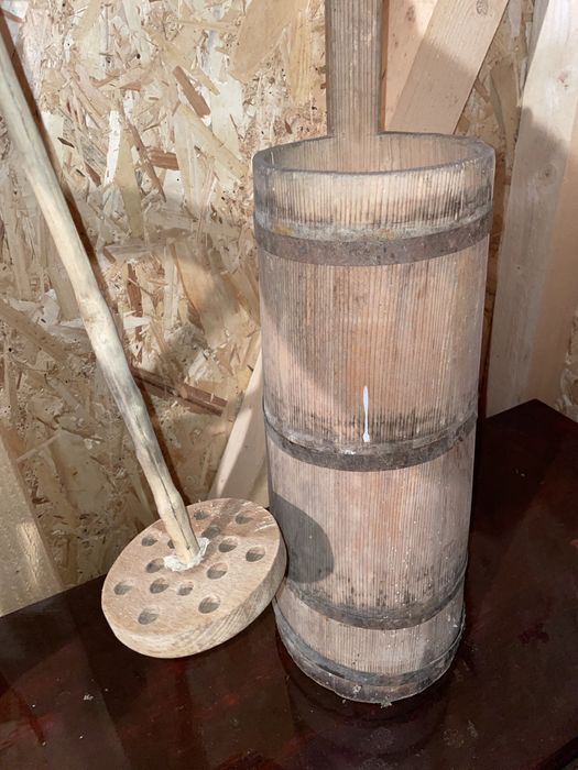 Diverse antichitati tablouri tesute putinei roata tesut copaie lemn