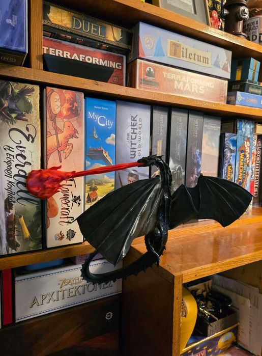 Decoratiune carti- dragon care scuipa flacari