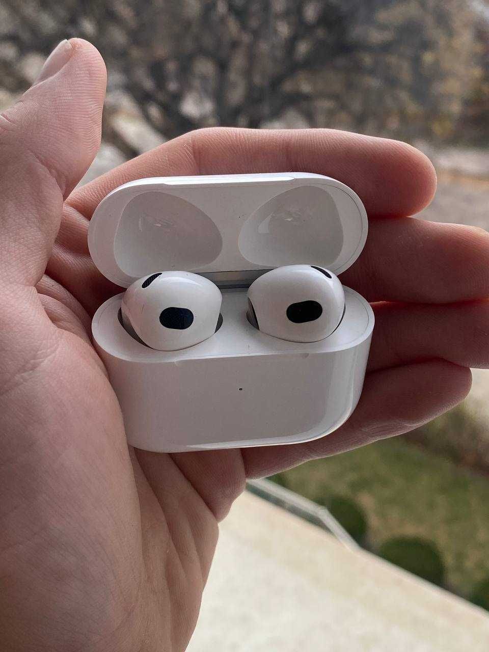 Продавам слушалки AirPods 3, в много добро състояние.