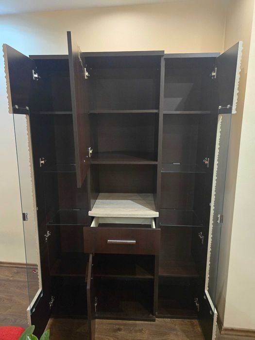 Холна секция с витрина