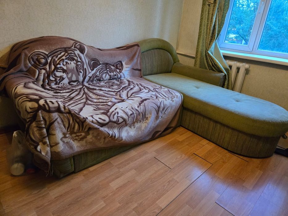 Диван б/у зеленого цвета