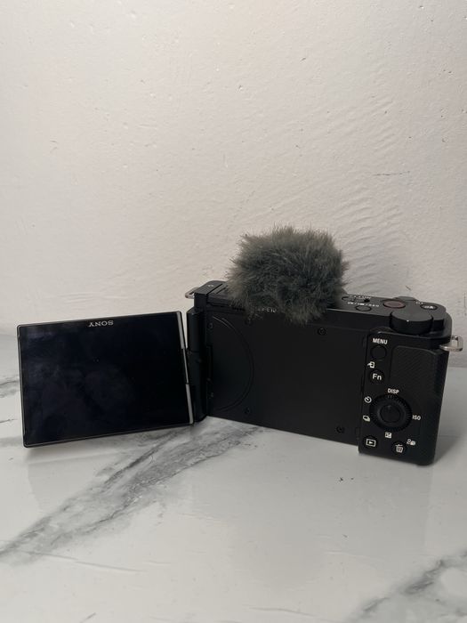 Sony ZV-E10 полный набор для съёмки (3 аккума, SD 128 ГБ, свет)
