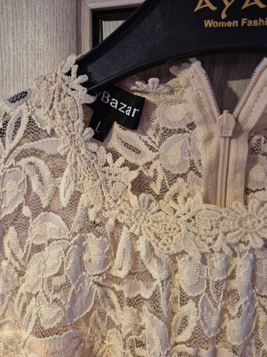 Продавам дантелена рокля