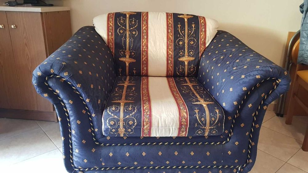 Продавам фотьойл Versace. Стилен ефектен и много удобен.