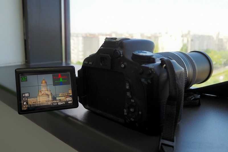 DSLR Canon EOS 600d plus două  obiective: 18-55 mm  și Canon 75-300 mm