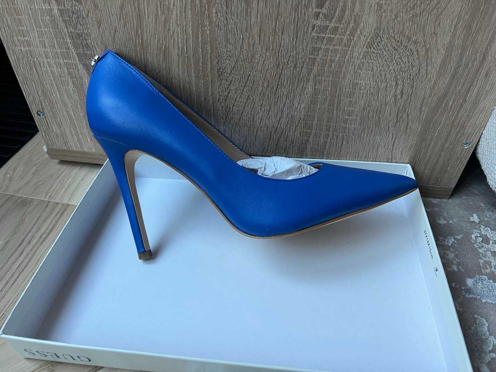 продава обувки Guess