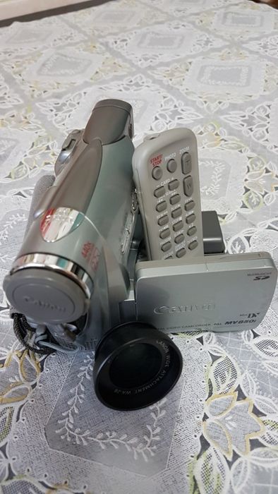 camera vidio canon 850 i cu telecomanda si casete