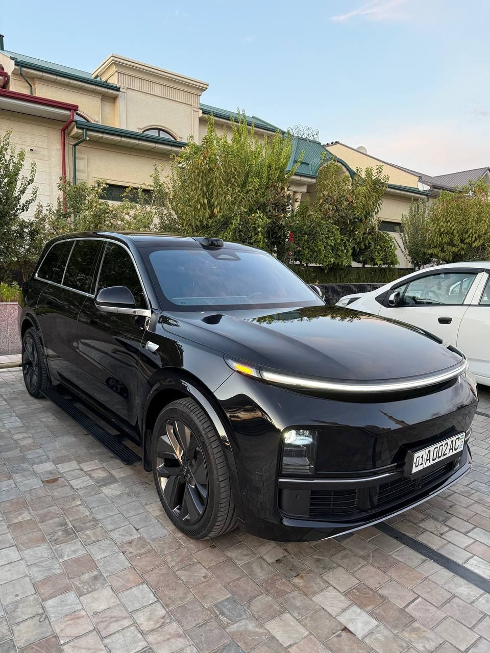 Li 9 full yili 2024 rangi qora prabek xalol 25.400 km kraska toza