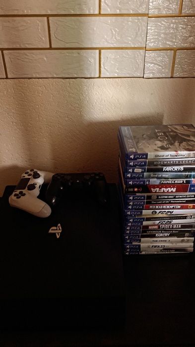 Vând PS4 pro cu 2 manete și 19 jocuri