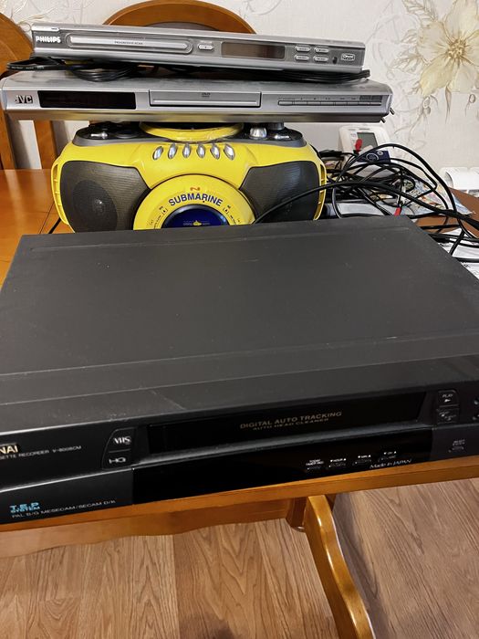 Продается два плеера, видеомагнитофон, радио, все в рабочем состоянии
