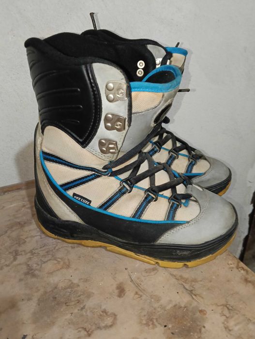 Сноуборд обувки различни размери.