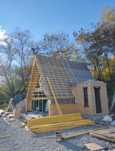 Cabane stil-Aframe la gata său rosu casă din lemn cu etaj sau parter