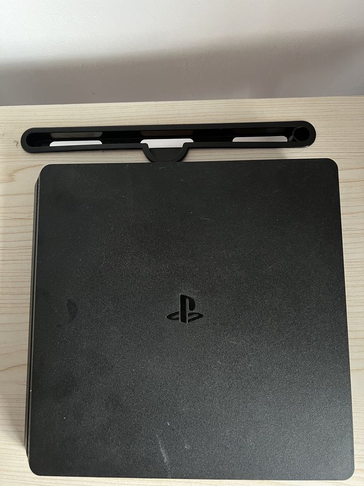 Vand PS4 Slim cu o maneta