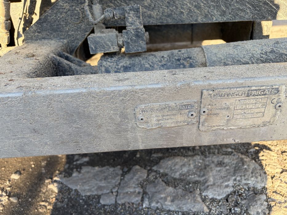 Продавам каросерията с падащия борд и спалното помещение