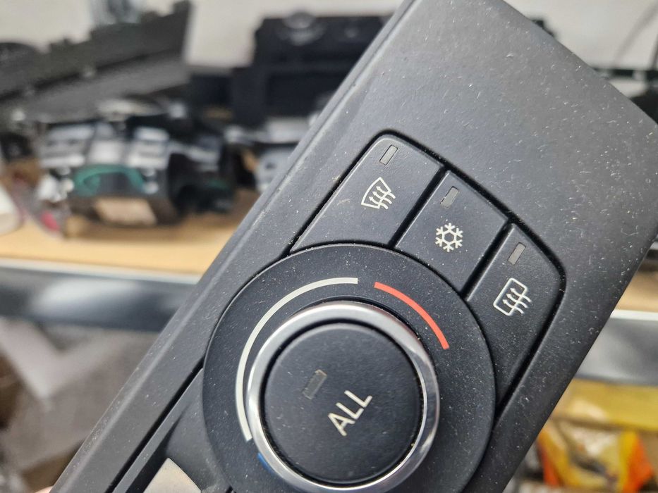 Фейс климатроник с подгрев за BMW E81 E82 E84 E87 E88 E90 E91 E92 E93