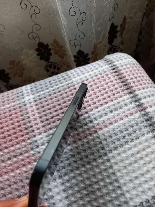 Vand iphone 13, fara nici un defect este aproape nou
