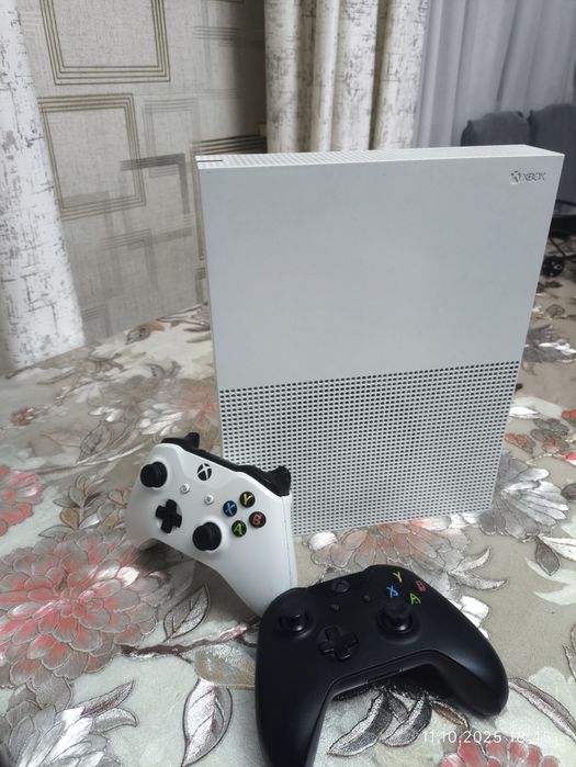Xbox One S | 1 терабайт | 2 геймпада