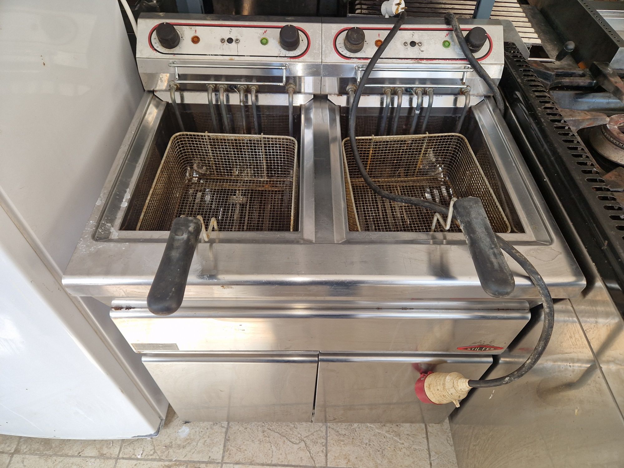 Friteuza 1 sau 2 cuve mari, la 380v, cu robinet golire