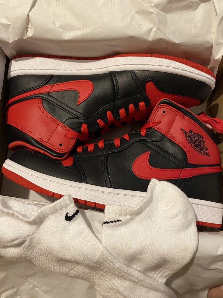 Air jordan 1 mid -black red