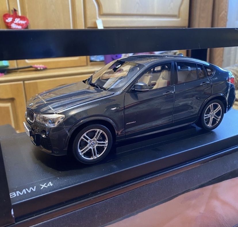 Paragon BMW X4 “sophisto gray”macheta de colecție scara 1:18.