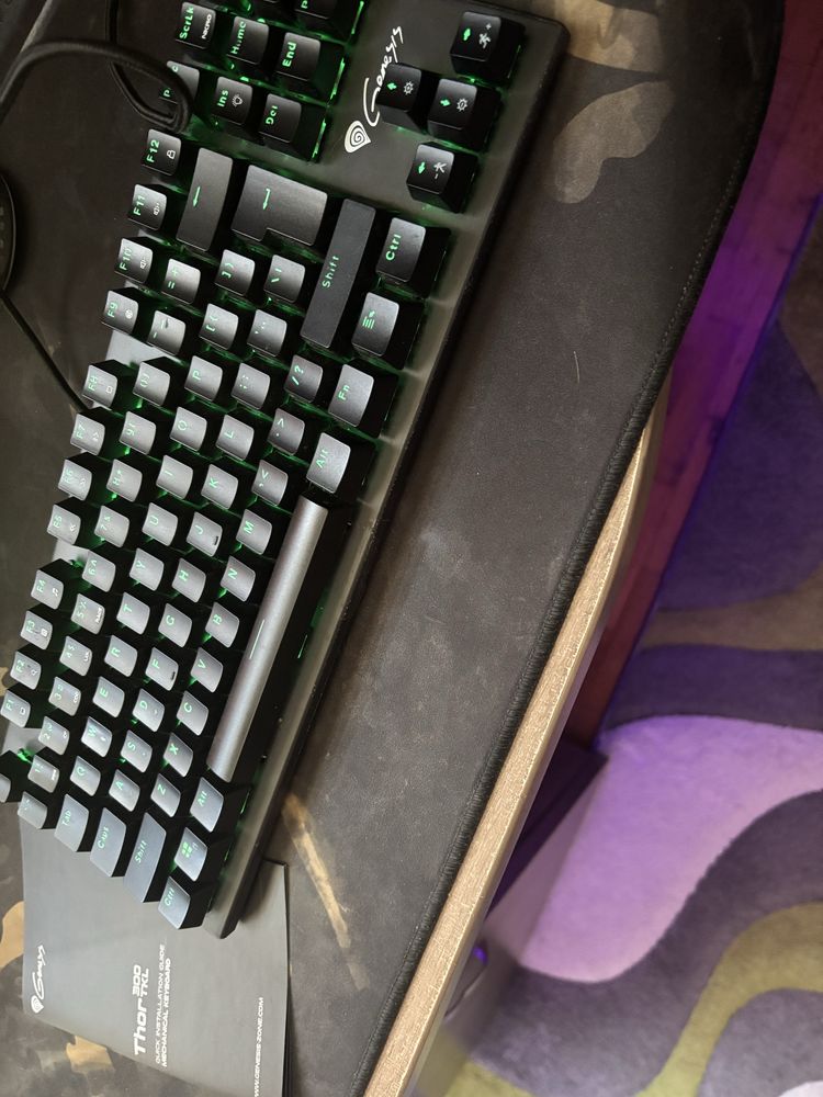 Здравейте продавам клавиятура genesis thor 300 tkl