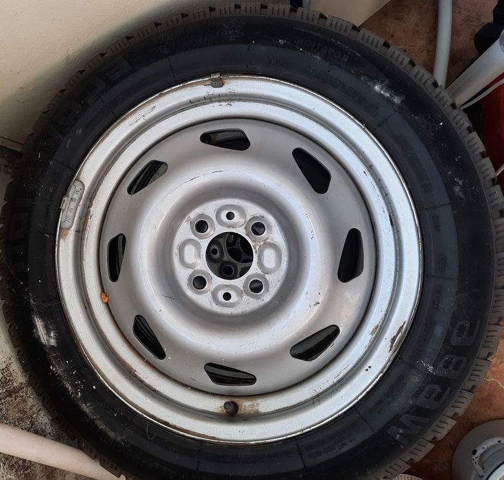 Продам диски с шинами шипы 185/60/R15 в хорошеи состоянии!