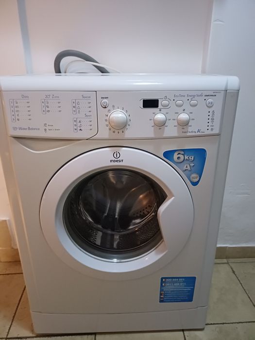 Vând masina de spalat INDESIT
