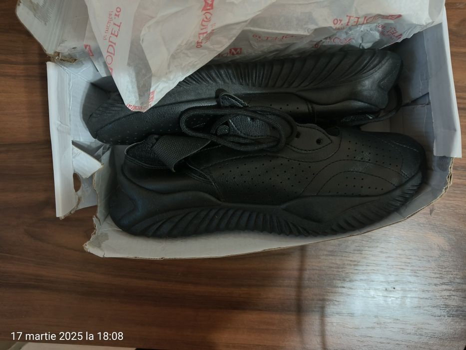 Vând adidași bărbați mărime 43