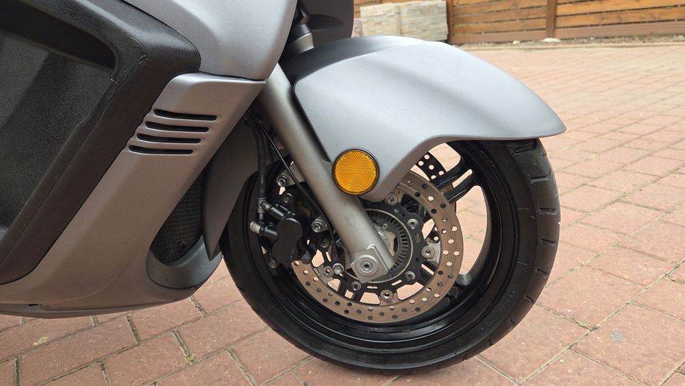 Suzuki Burgman 650, maxiscuter  (Honda Forza, Yamaha TMax, Kimko)