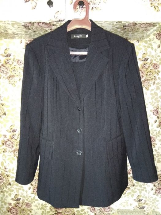 Продается костюм брючный черный женский р-р 46-48