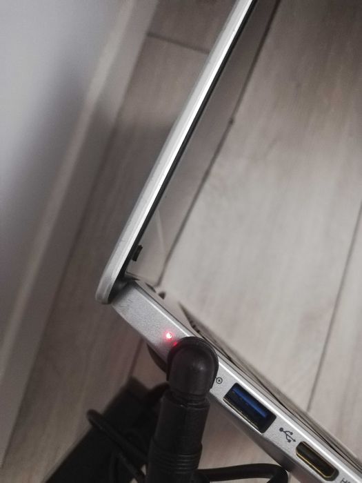 Laptop Prestigio 141c5 slim procesor Intel DDR4 + încărcător universal