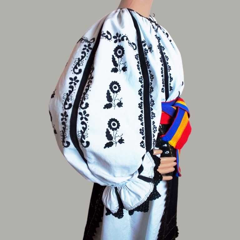 Costum popular vechi lucrat manual din zona Sibiului masura M-L sau L