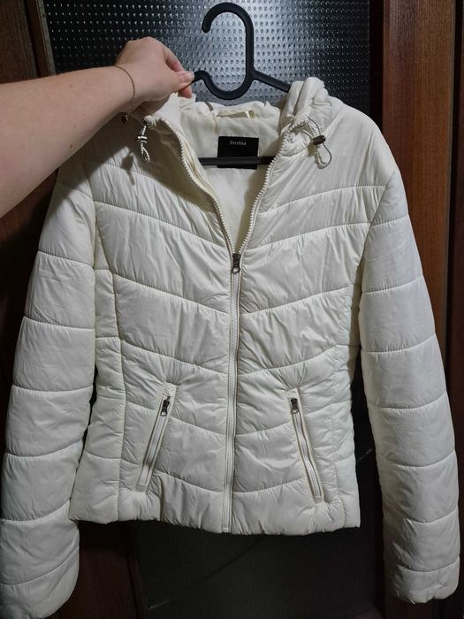 Бяло яке Bershka бяло дамско яке