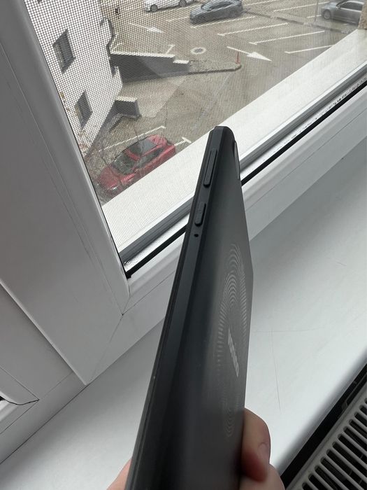 Vand tabletaa cu tot cu incarcator la ea