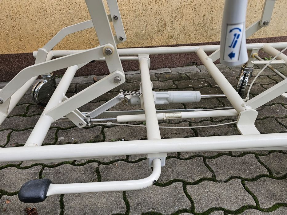 Pat medical cu reglaj mecanic pentru spătar și înalțime