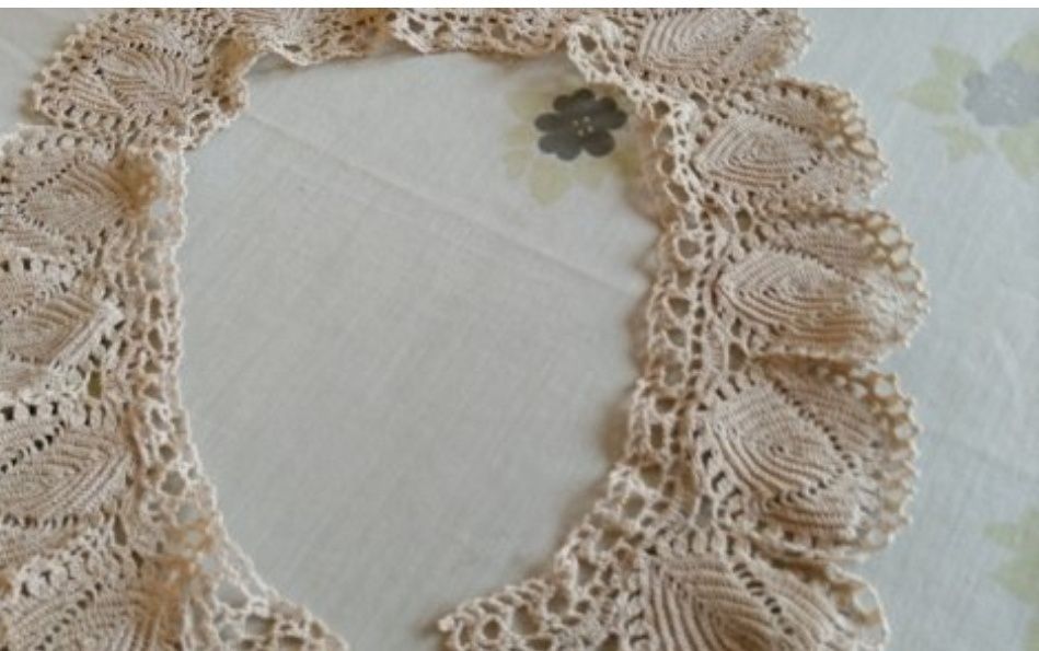 Ръчно плетена якичка.