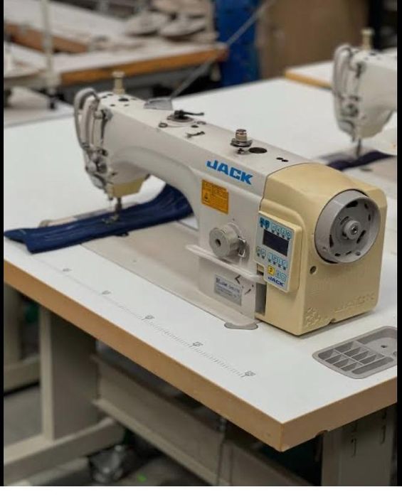 На изображении показана промышленная швейная машина Jack Shirley IIE.