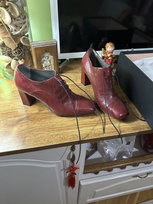 Актуален модел Кожени затворени обувки за сезона в бордо на Musette