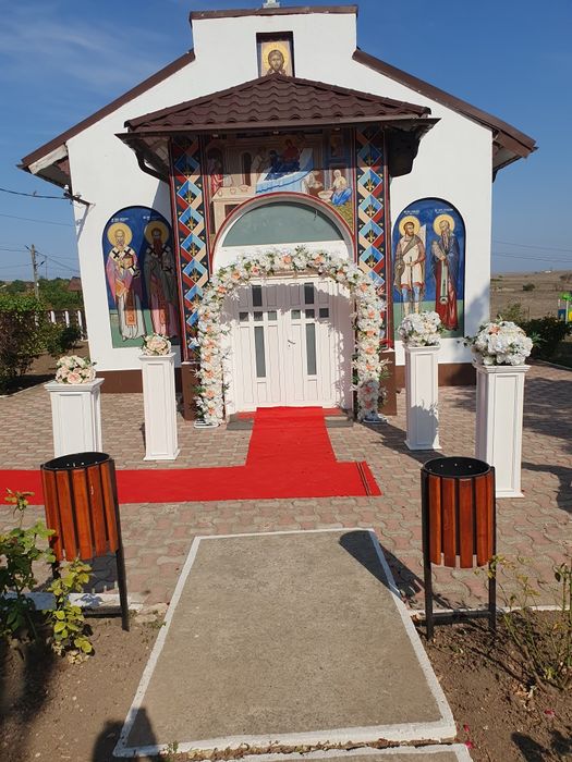 Arcada/coloane ,Aranjamente florale/covor rosu/ porumbei corturi,mese