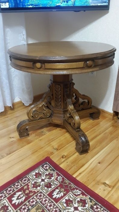Старинный дубовый круглый стол