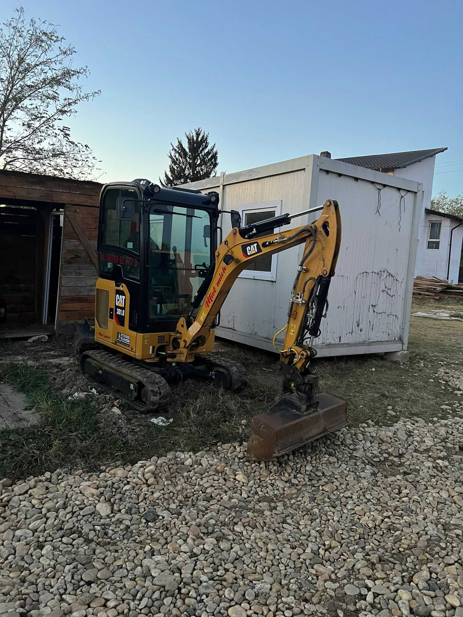 Inchiriem miniexcavator CATERPILLAR