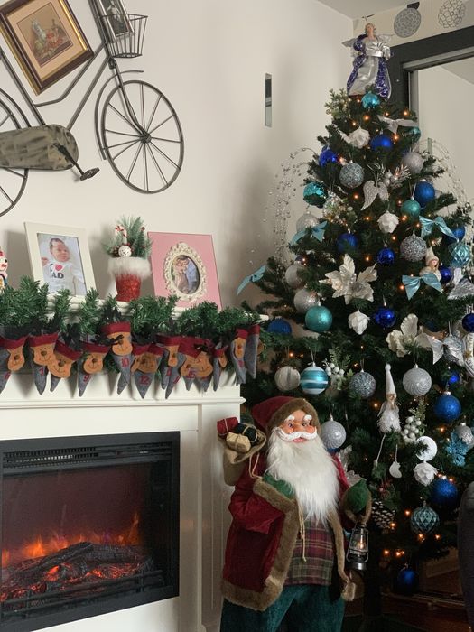 Vand brad artificial cu tot cu decoratiuni