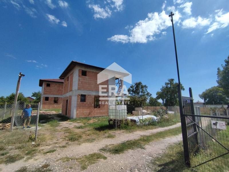 Двуетажна новострояща се къща за продажба, с двор, в м-т Ментешето, Ва